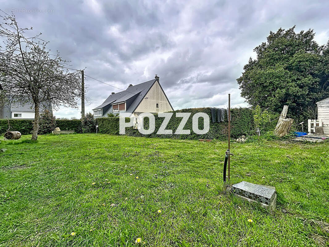 Terrain à VILLEDIEU-LES-POELES