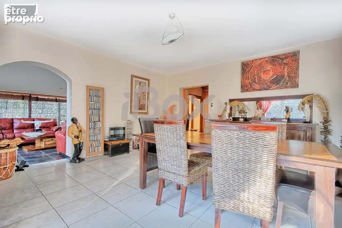 Exclusivité La Valette du Var, Villa d'environ 195m2 avec piscine sur belle parcelle de 580 m2 - photo 8