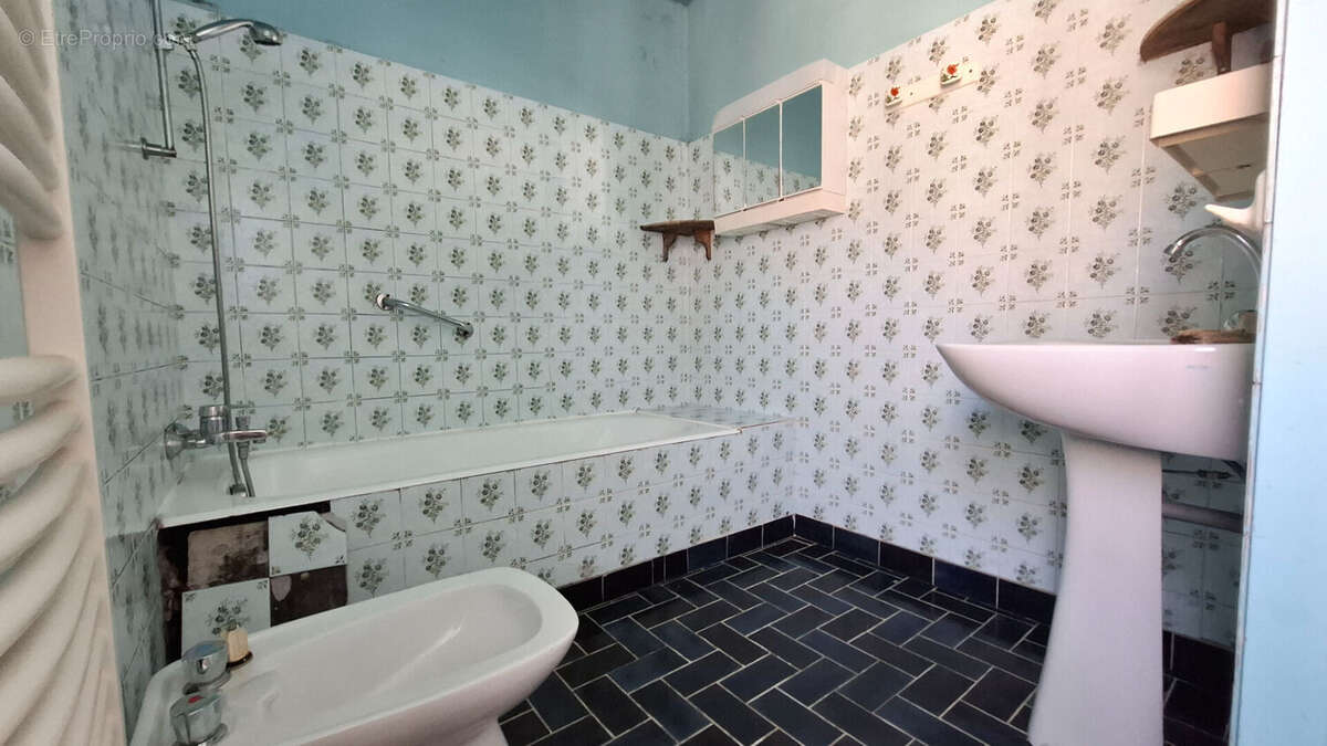 Grande maison familiale, 4 chambres, garage et dépendances. - photo 11