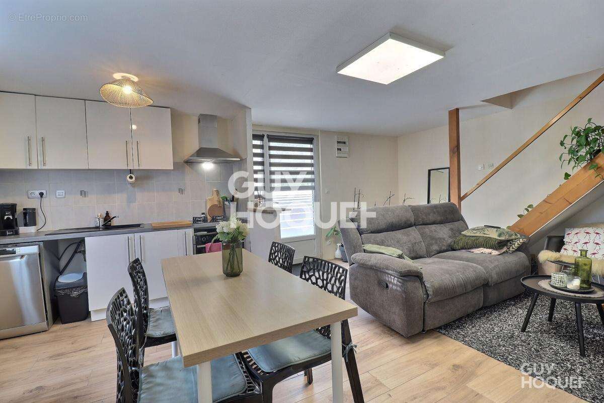 Maison à SAINT-GERMAIN-DE-MARENCENNES