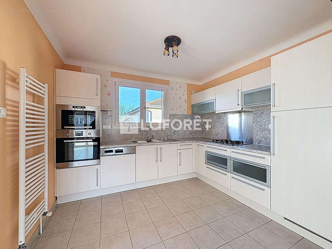 Maison à SAINT-DENIS-LES-BOURG