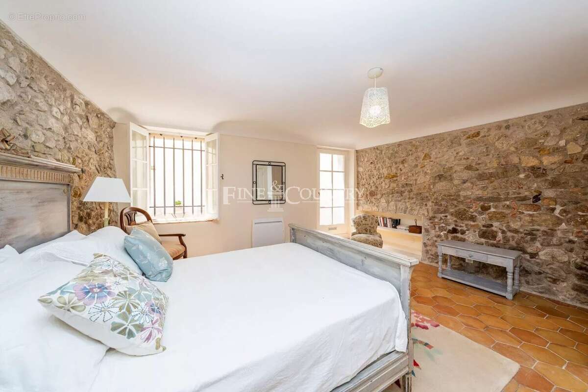 À vendre – Coeur de MOUGINS VILLAGE - Ensemble unique de deux maisons avec vue mer - photo 23