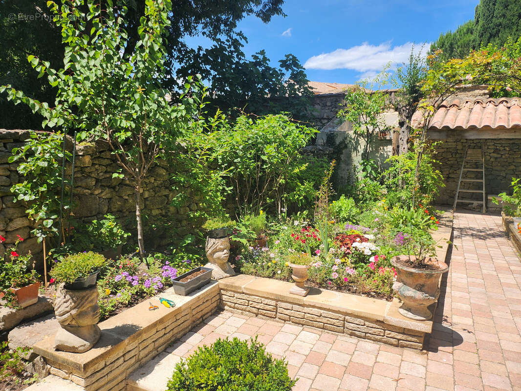 UZES Centre, Elégante maison de caractère d'exception, vendue meublée, jardin, terrasse et garage - photo 21