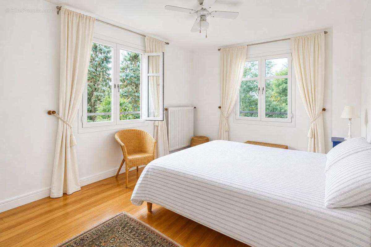 Maison de 7 pièces de 216 m² à Floirac - photo 6