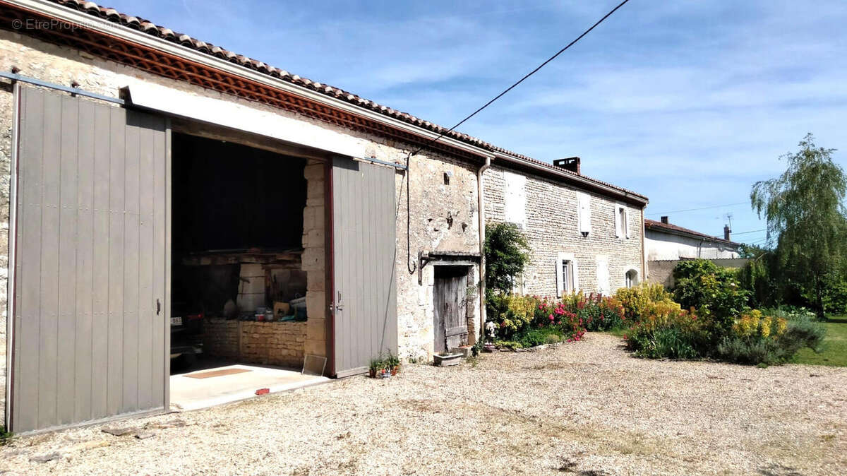 Magnifique Longère en Pierre, Maison d’Amis, Piscine, Vaste Grange, Vue Imprenable, Près d'Angoulême - photo 10