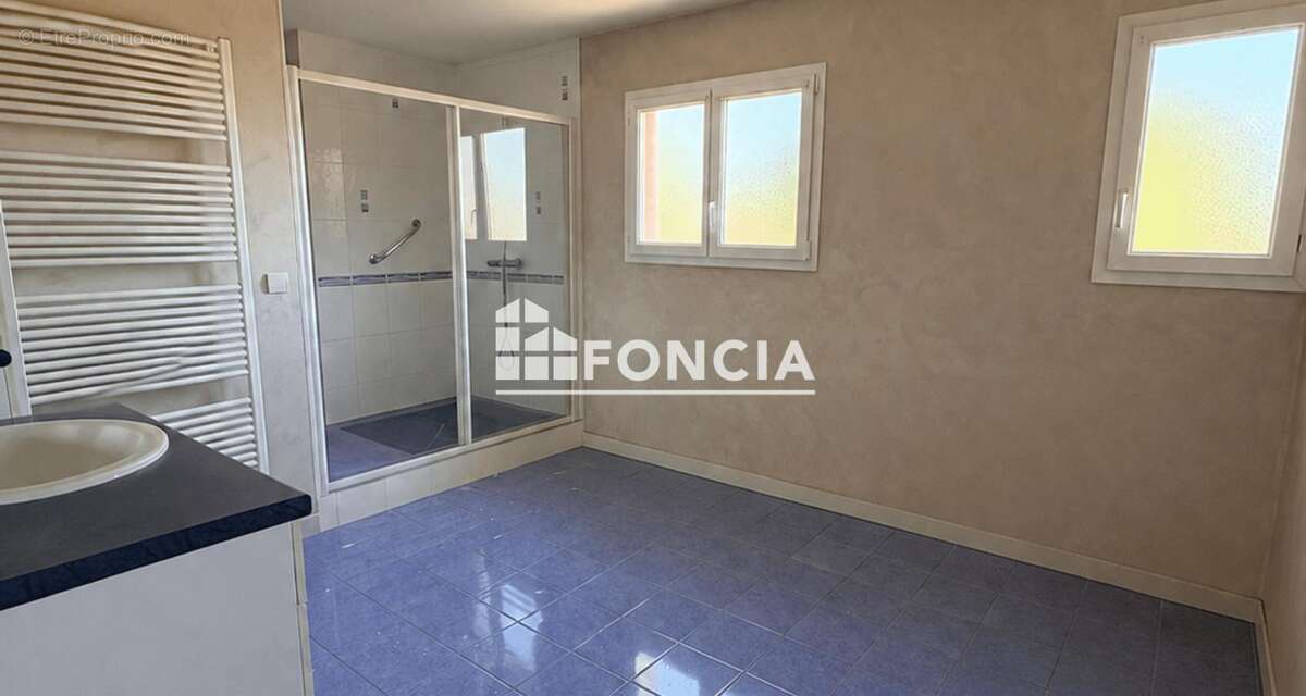Saint-André-sur-Vieux-Jonc – Maison familiale avec logement indépendant, double garage et terrain arboré - photo 8
