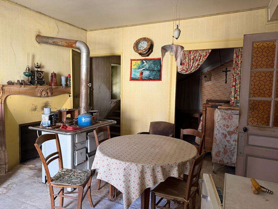 Maison ancienne de 138 m2 avec dépendances - photo 2