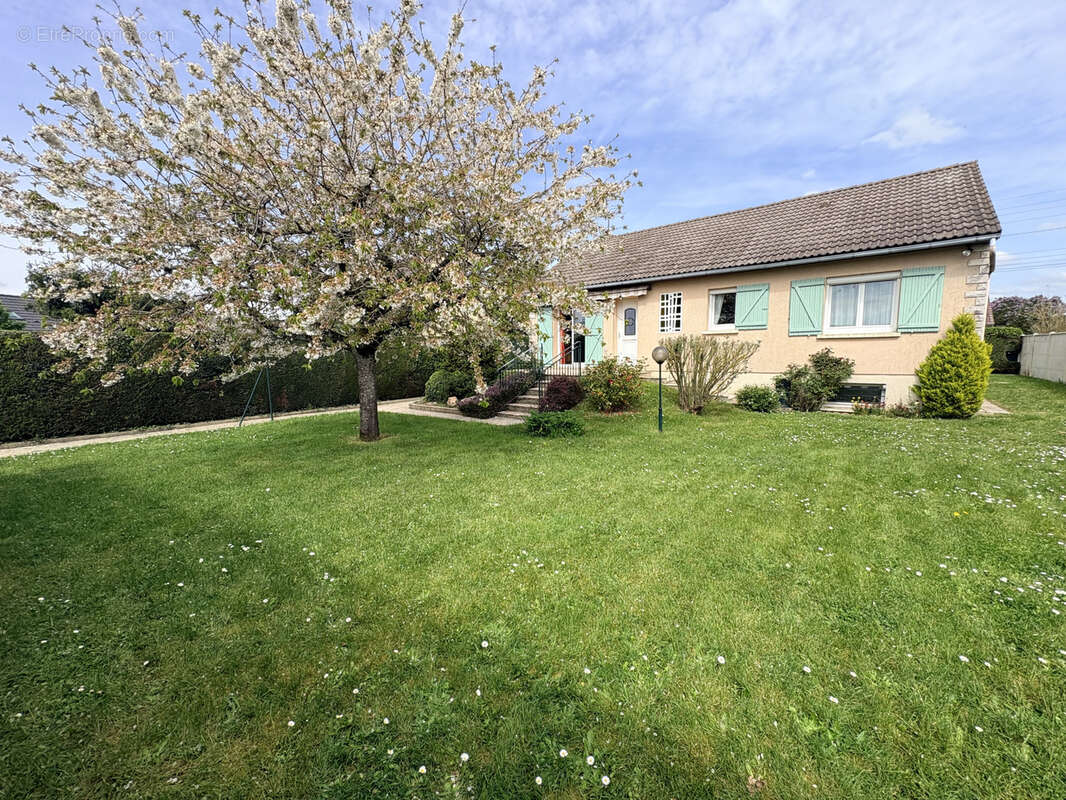 Maison à FONTAINE-LA-GUYON