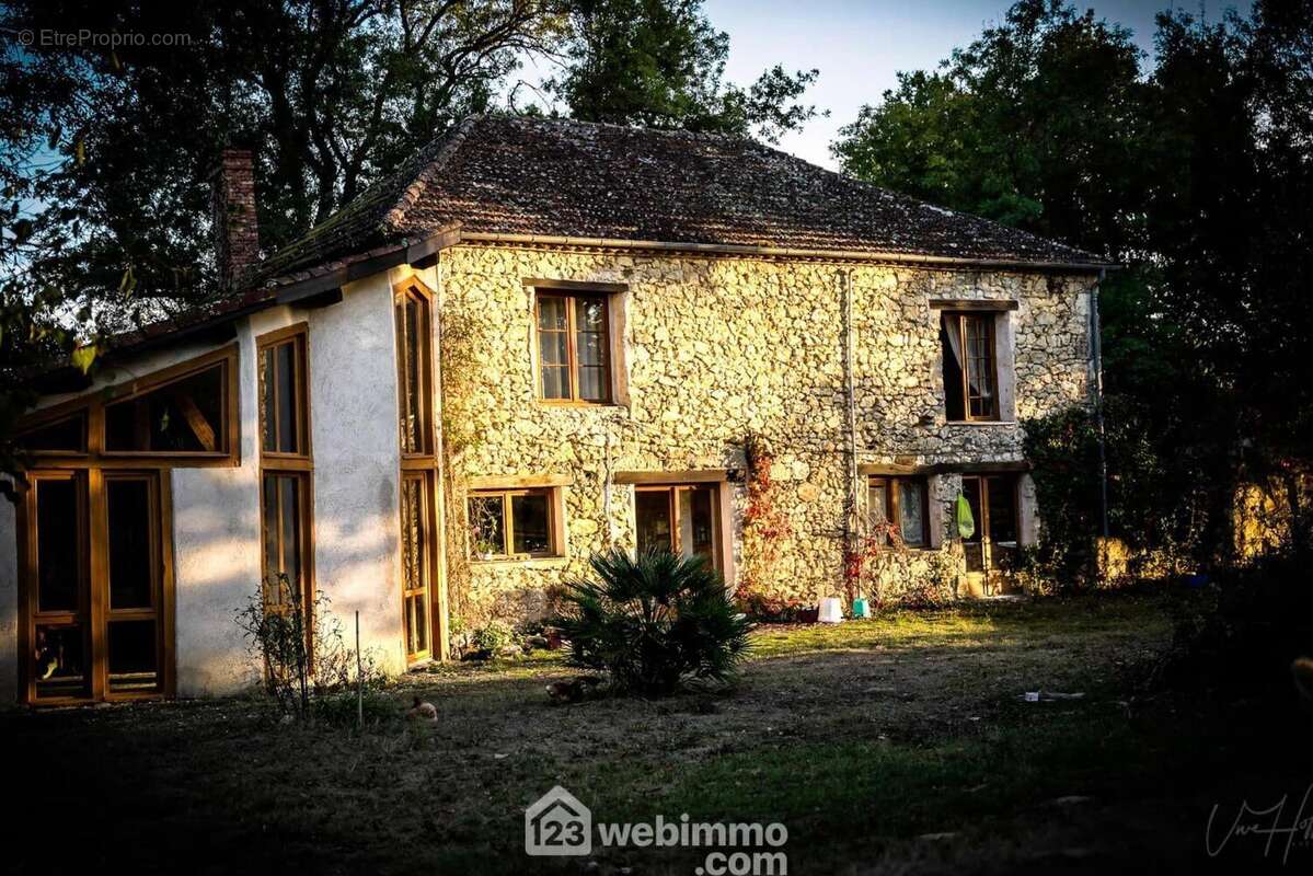 Maison à COURRENSAN