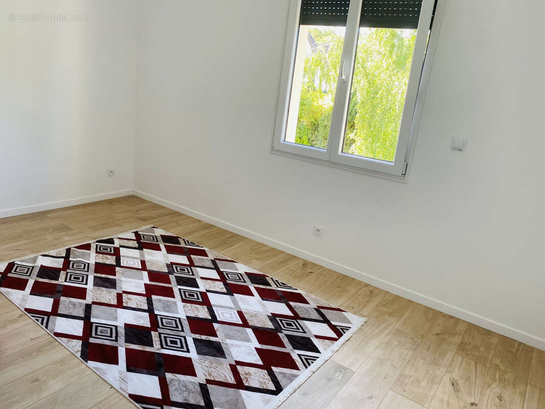 Maison à LA QUEUE-LES-YVELINES