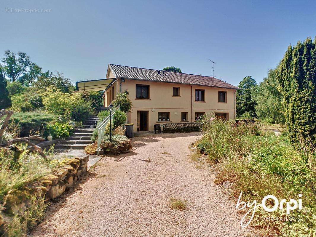 Maison à DURDAT-LAREQUILLE