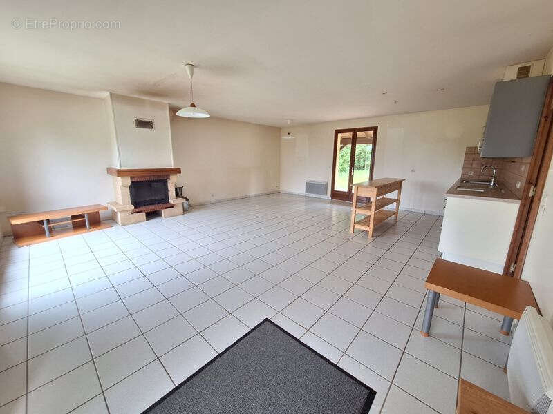 Maison à MAYRINHAC-LENTOUR