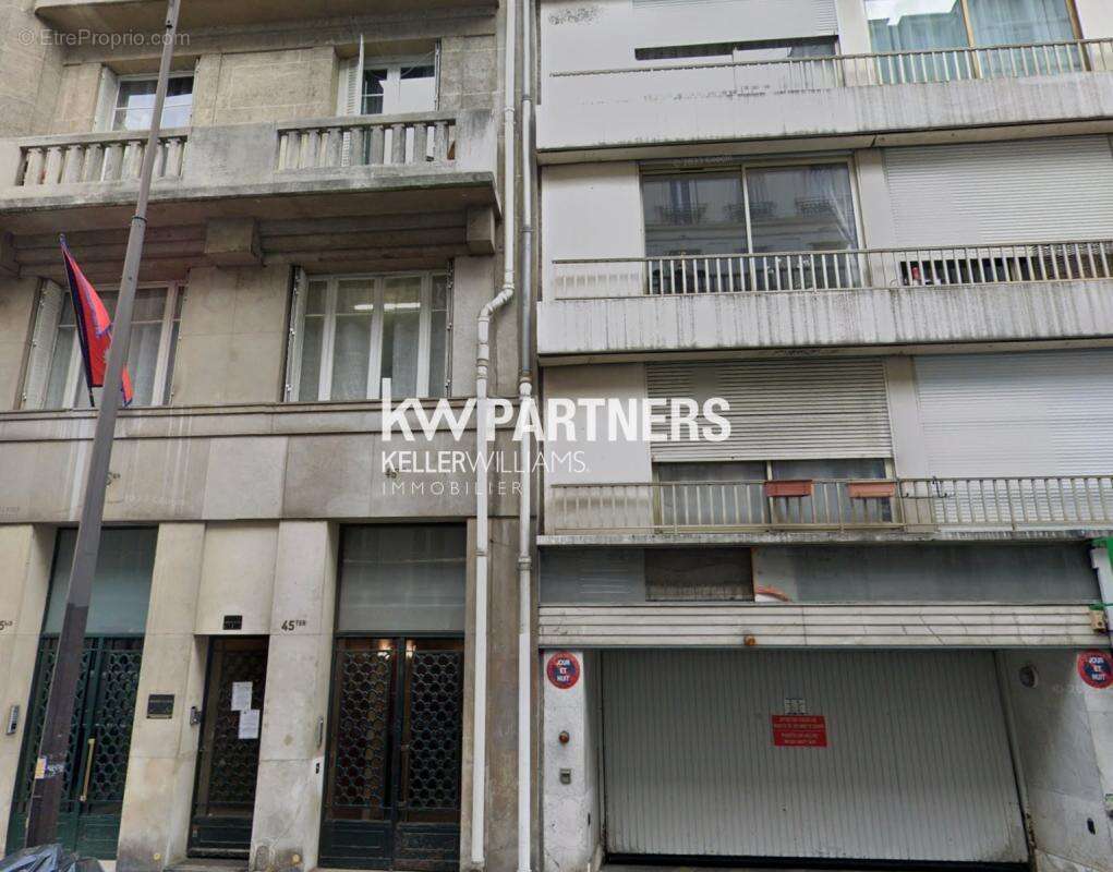 Parking à PARIS-17E