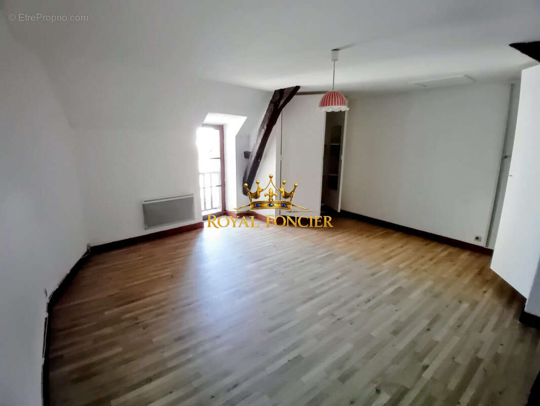 Etage : une grande chambre avec placards  - Maison à INGRANDES