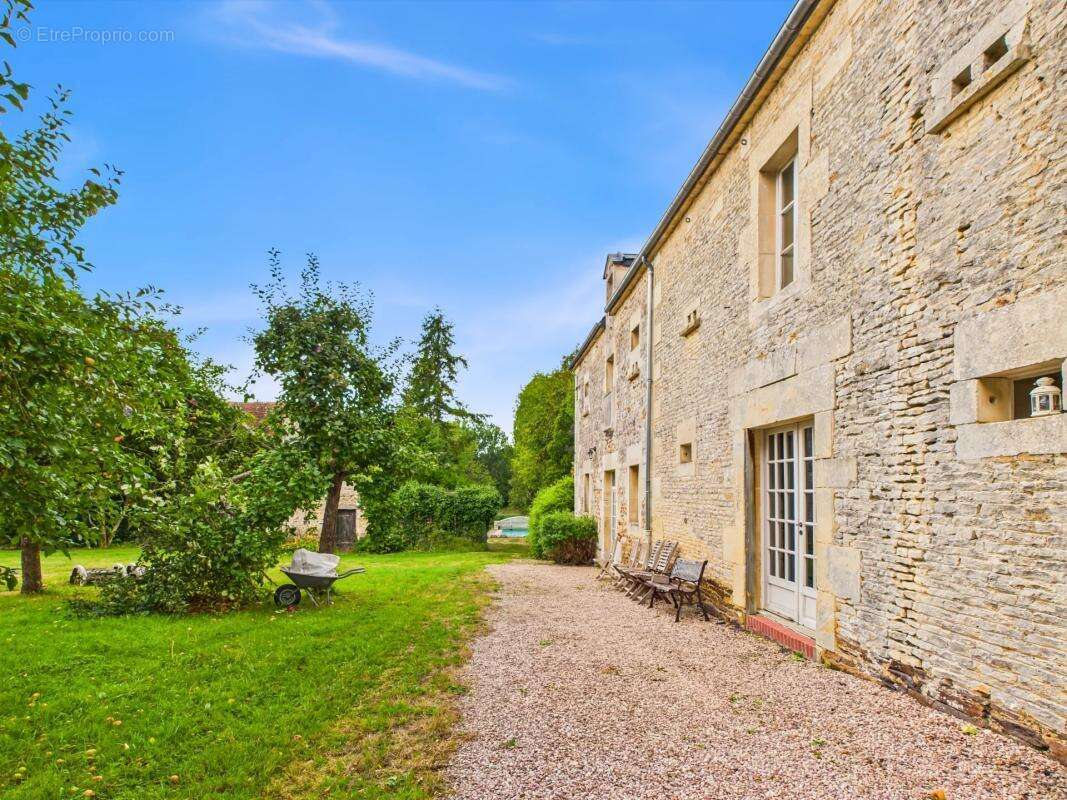 Maison à FONTAINE-LE-PIN