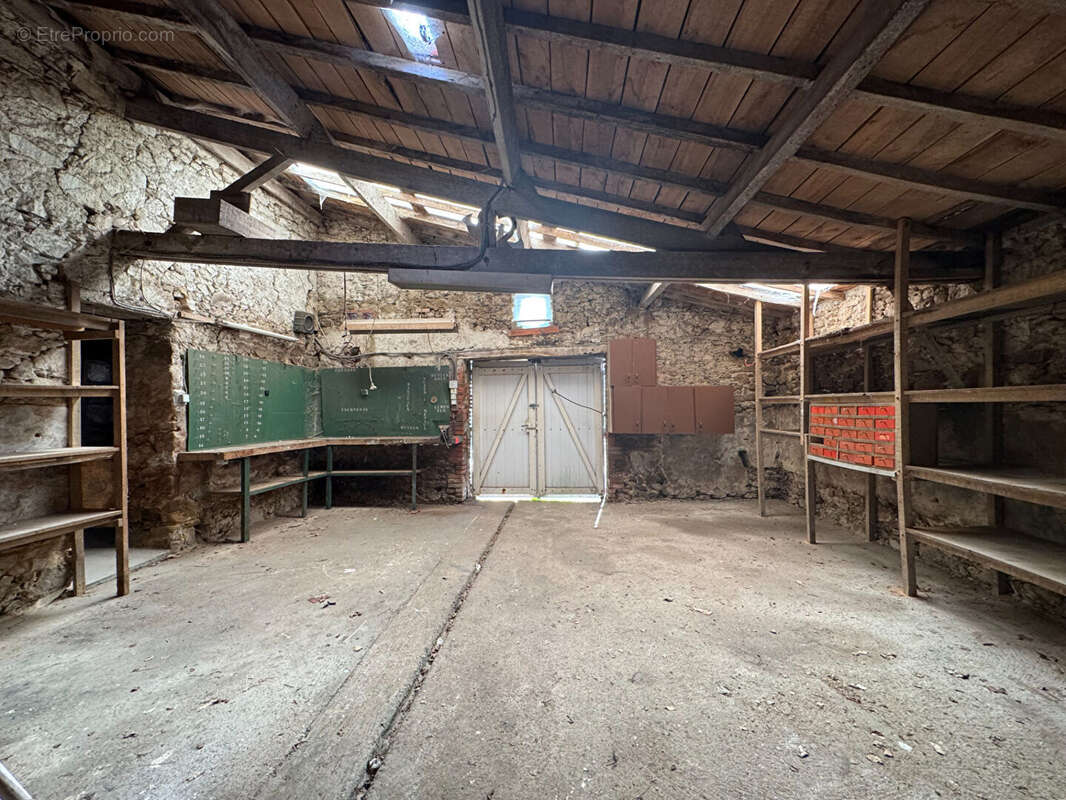 AIZENAY, maison 5 chambres et grandes dépendances sur 2 535 m2 de terrain - photo 11