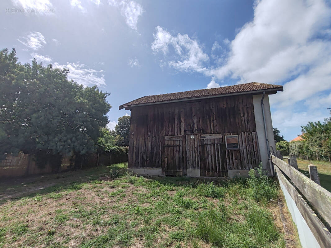 Terrain à SAINT-JULIEN-EN-BORN