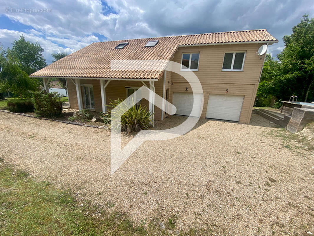 Villa 4 chambres 150 m2 à CHAMPCEVINEL - photo 2
