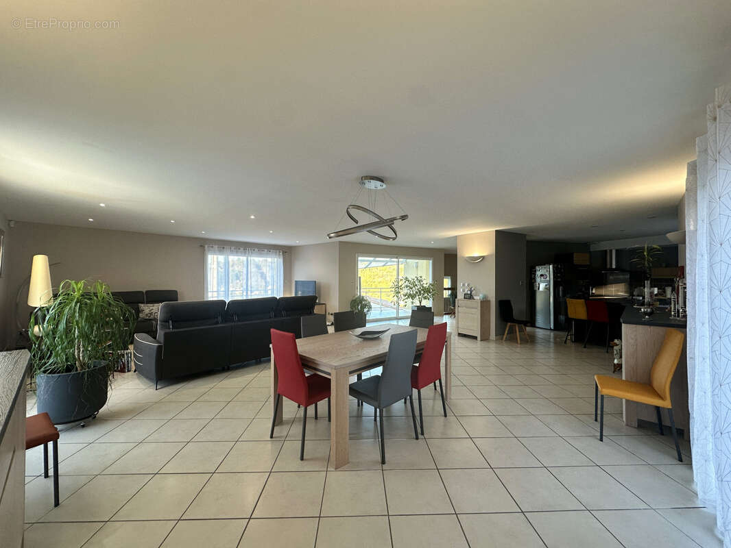 Maison à DECAZEVILLE