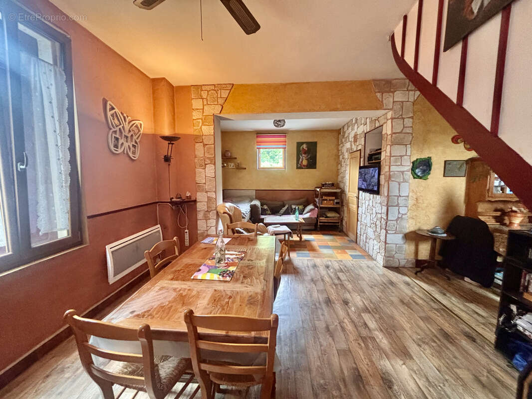 Cognin   Maison à rénover sur 1 049 m2 de terrain avec combles aménageables ! - photo 4