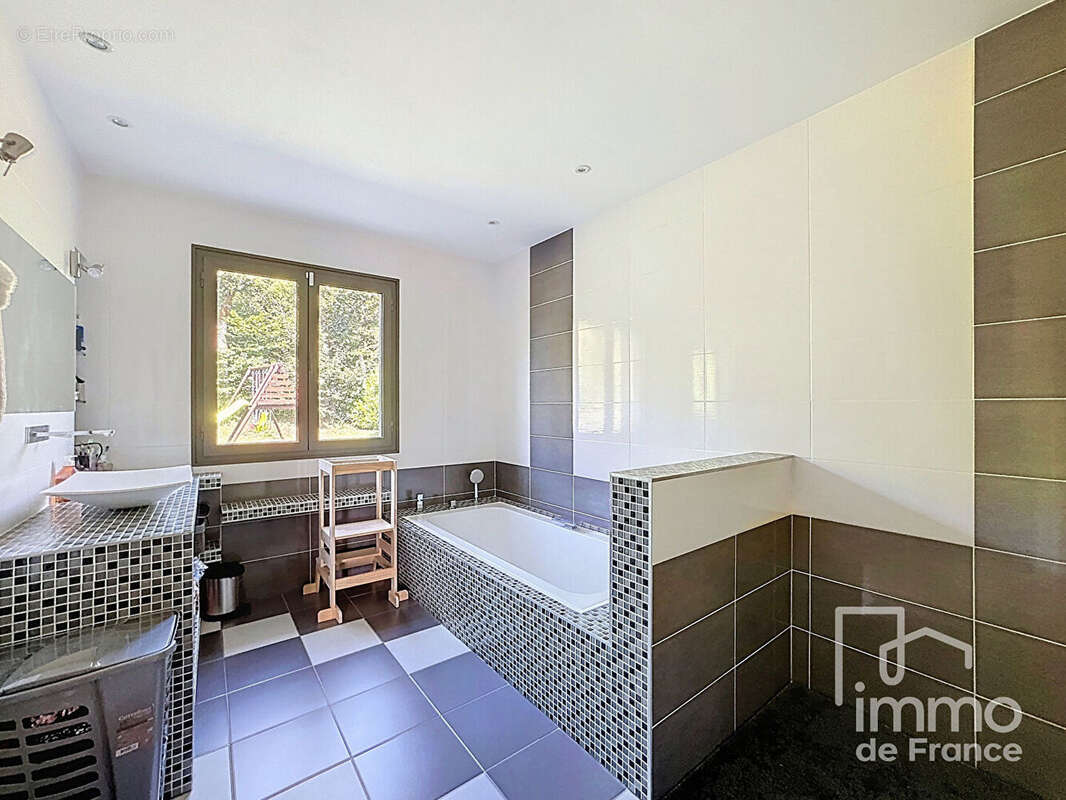 Maison à CHATILLON-EN-MICHAILLE