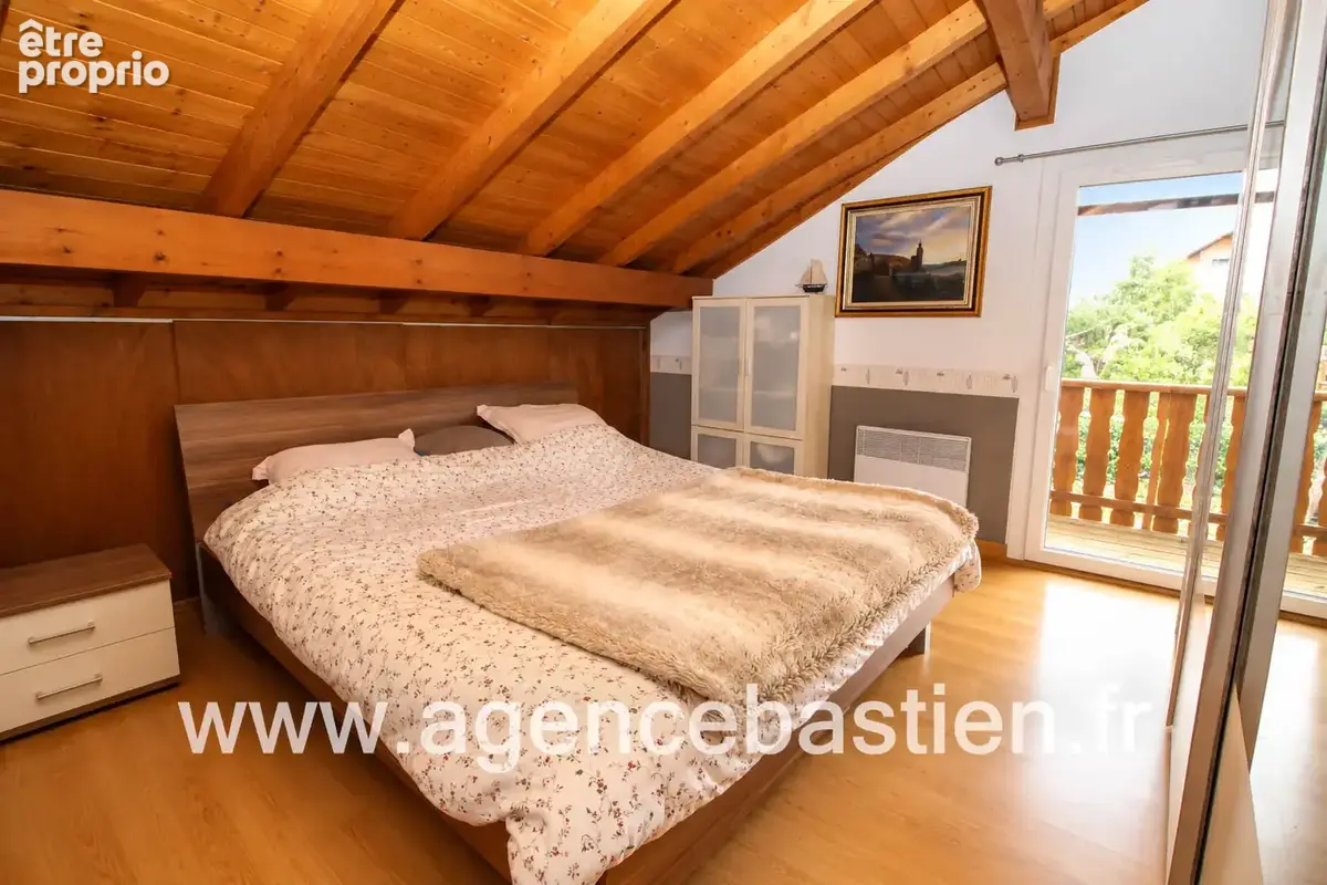 PERON - Chalet familial avec piscine chauffée et jacuzzi   3 chambres   terrain de 988 m2 - photo 6