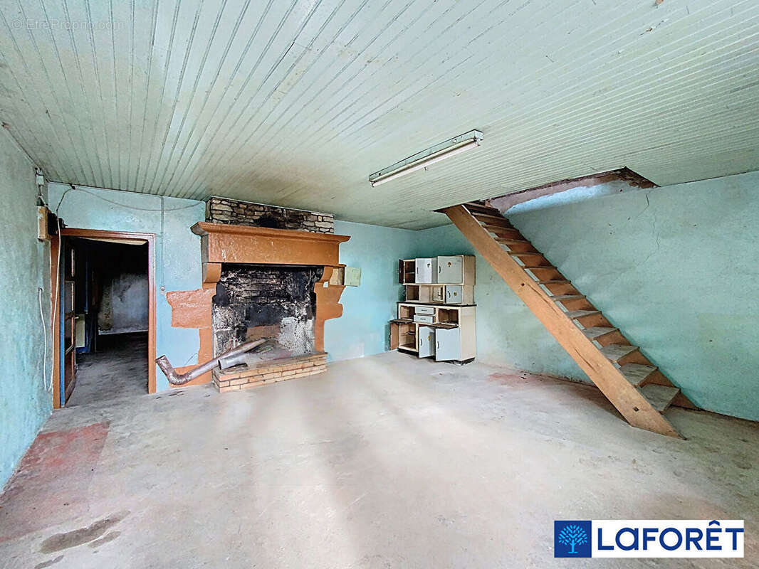 Maison à MONTIGNY-MORNAY-VILLENEUVE-SUR-VINGEANNE