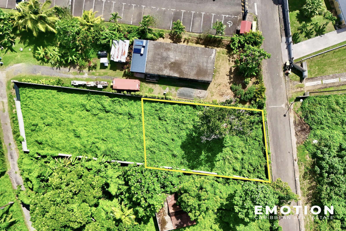 Terrain à PETIT-BOURG