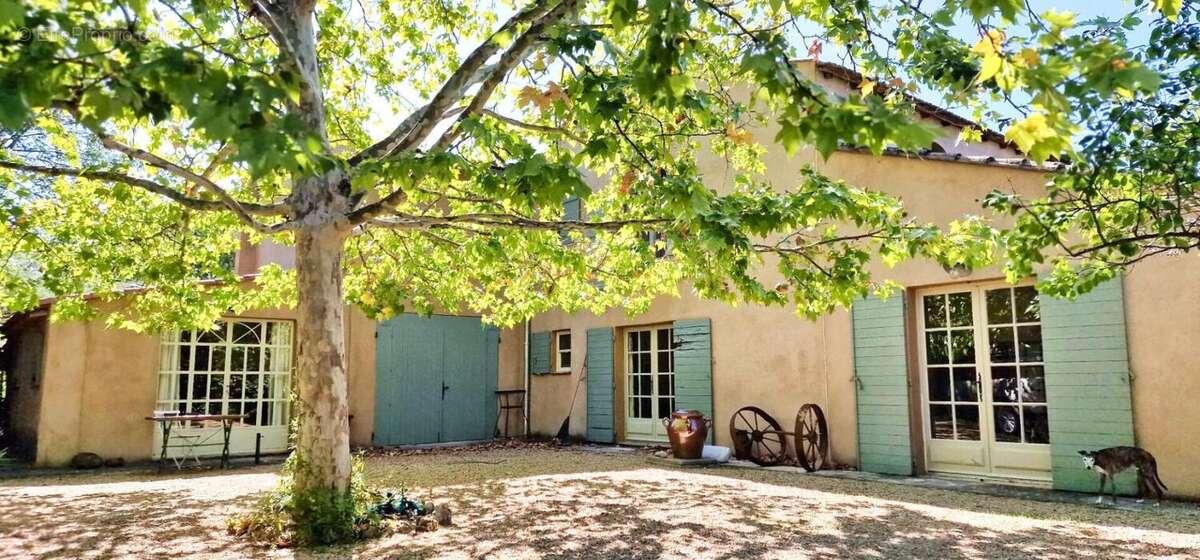 LE MUY: Demeure de prestige en pierre ? Une propriété de caractère au coeur de la Provence varoise - photo 2