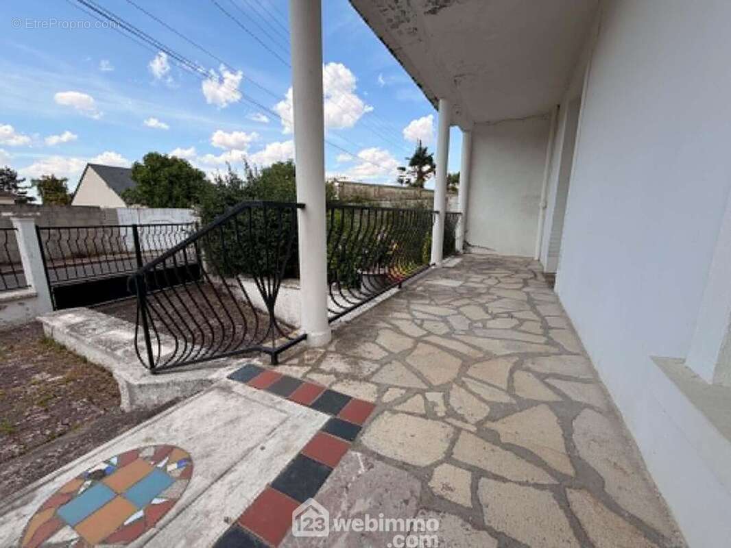 Et 2 sorties sur le balcon terrasse de 11 m2. - Maison à CHATELLERAULT