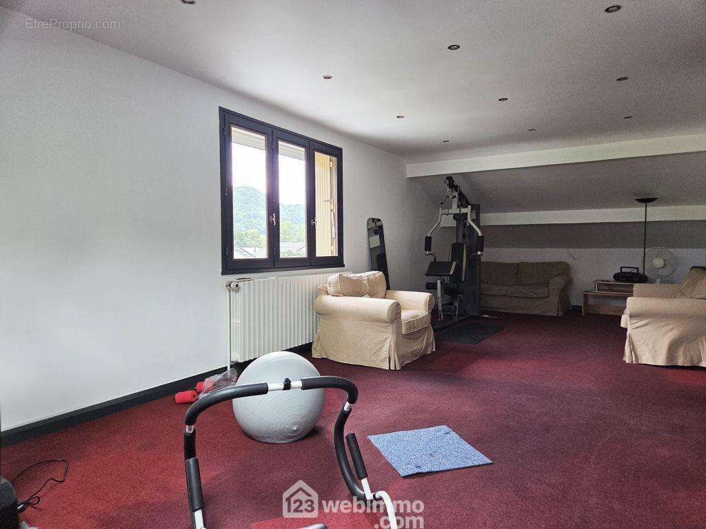 Le 2ème étage offre une grande pièce de 40m². - Maison à ALBERTVILLE