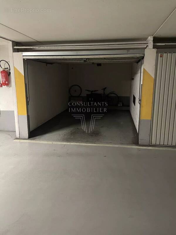 Parking à PARIS-16E