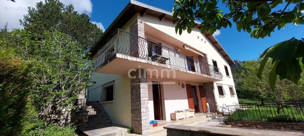 Maison traditionnelle avec terrain et garage - photo 11