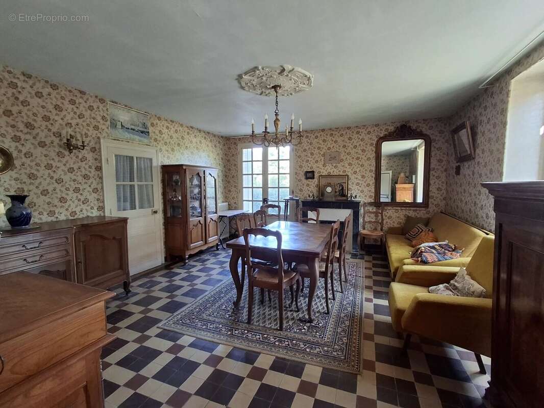 Charmante maison familiale de bonne taille à moderniser plus grange et autres dépendances - photo 3