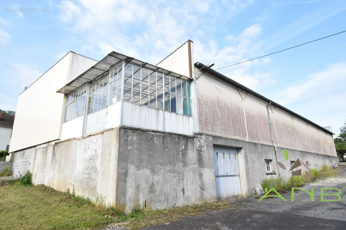 Commerce à PIEGUT-PLUVIERS