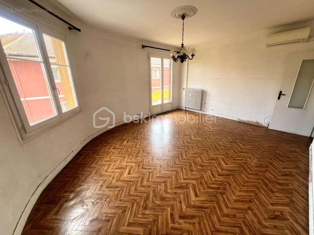 Nice Saint Roch 06300 - Appartement T4 à rafraîchir  - Ascenseur - Centre ville - photo 4