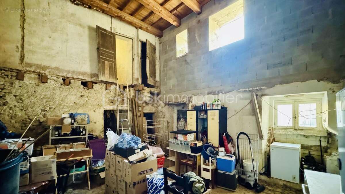 Maison en pierre avec grand bâtiment annexe - photo 19