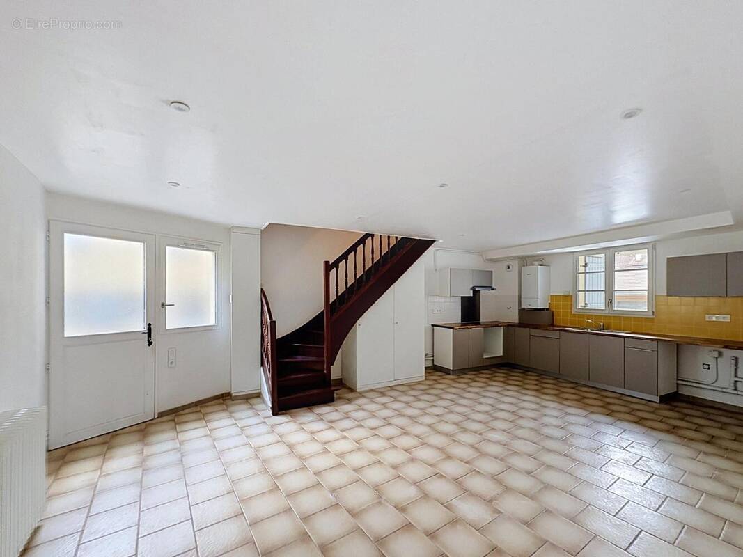 Appartement 120 m² à Fosses  - photo 1