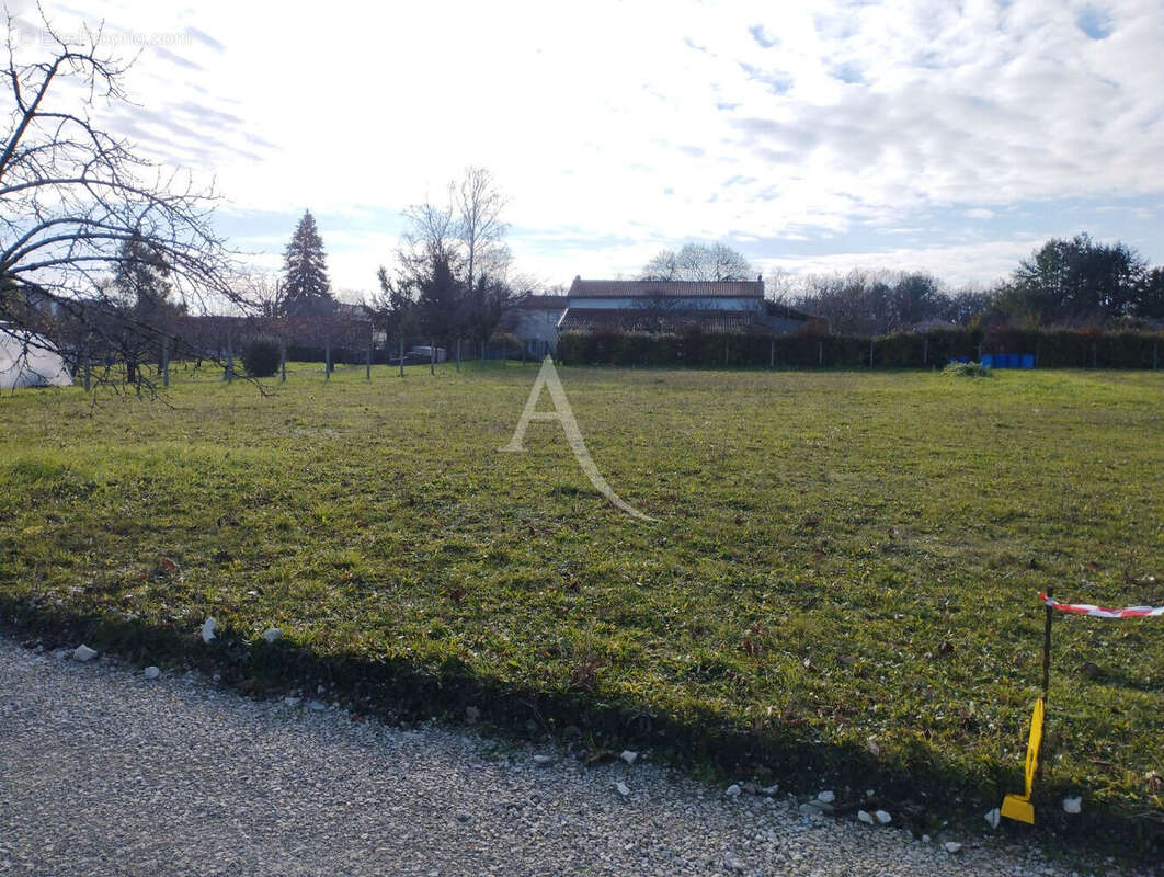 Terrain à SALIGNAC-SUR-CHARENTE