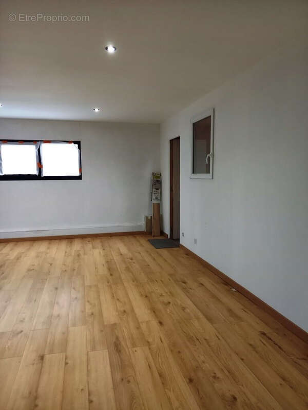 Commerce à MONTOURS