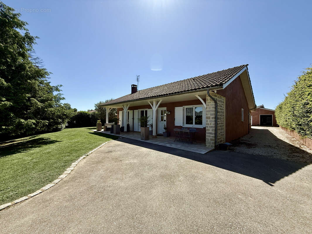 Maison à CRUZILLES-LES-MEPILLAT