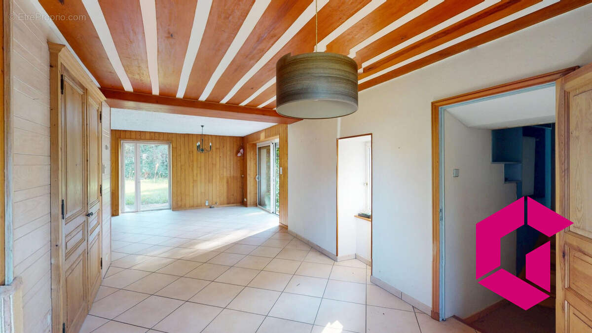 Maison à LE CHAMBON-FEUGEROLLES