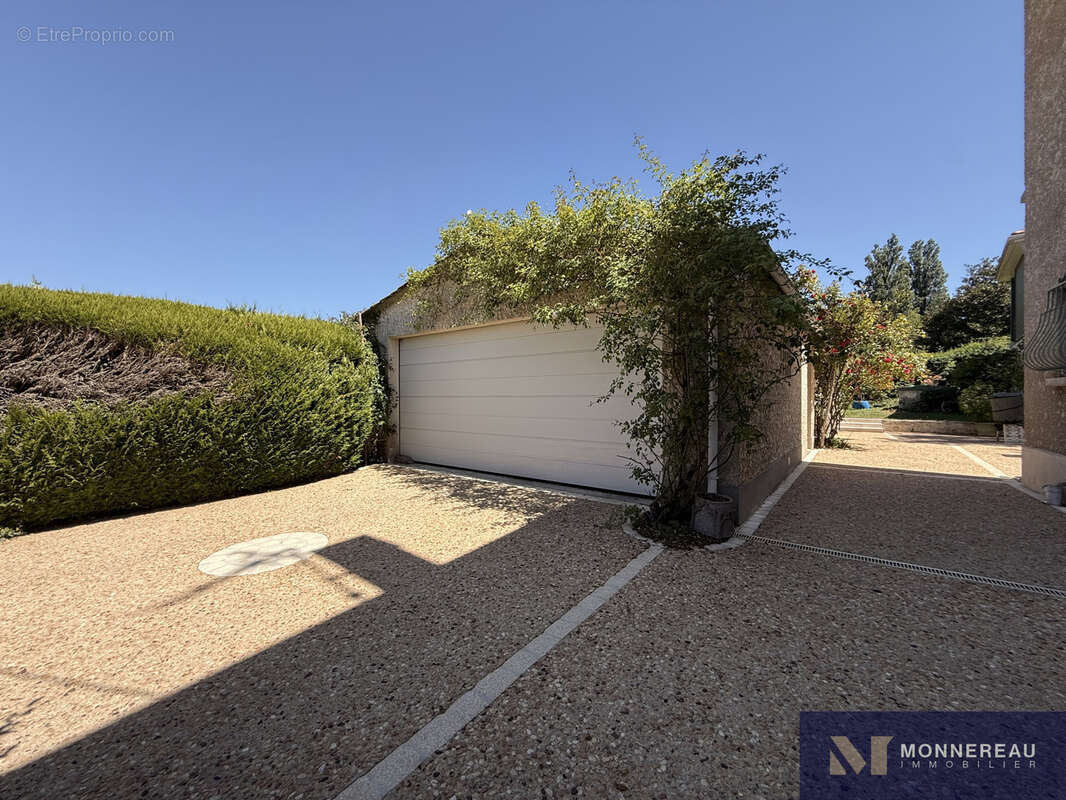 Propriete avec etang et 1 hectare de terrain - photo 15