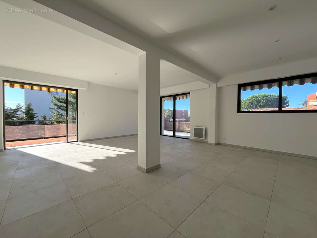 Appartement à SAINT-LAURENT-DU-VAR