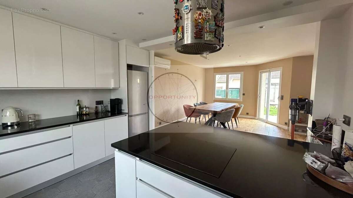 Maison à CHENNEVIERES-SUR-MARNE