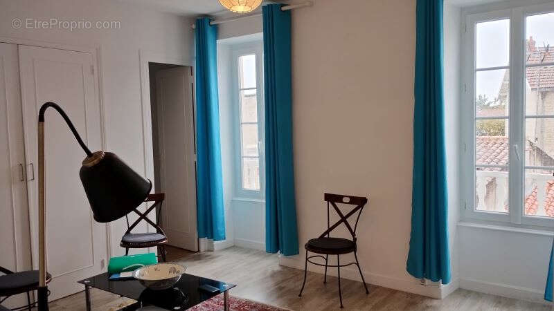 Proche marche t2 dernier etage - photo 2