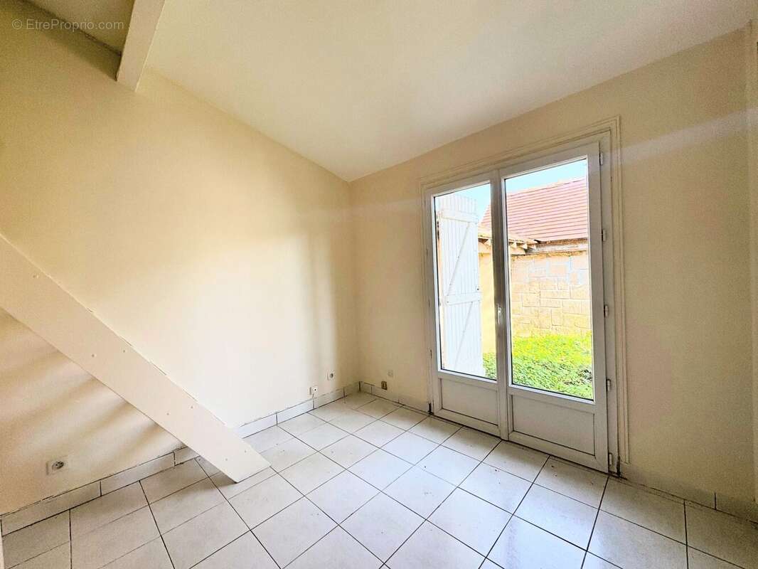 Maison à LE MESNIL-SAINT-DENIS