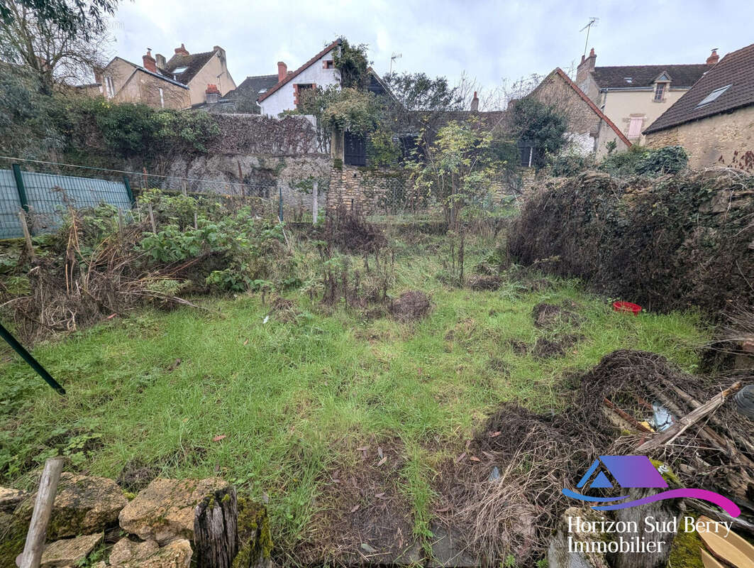 Petit jardin à l&#039;arrière - Maison à LA CHATRE
