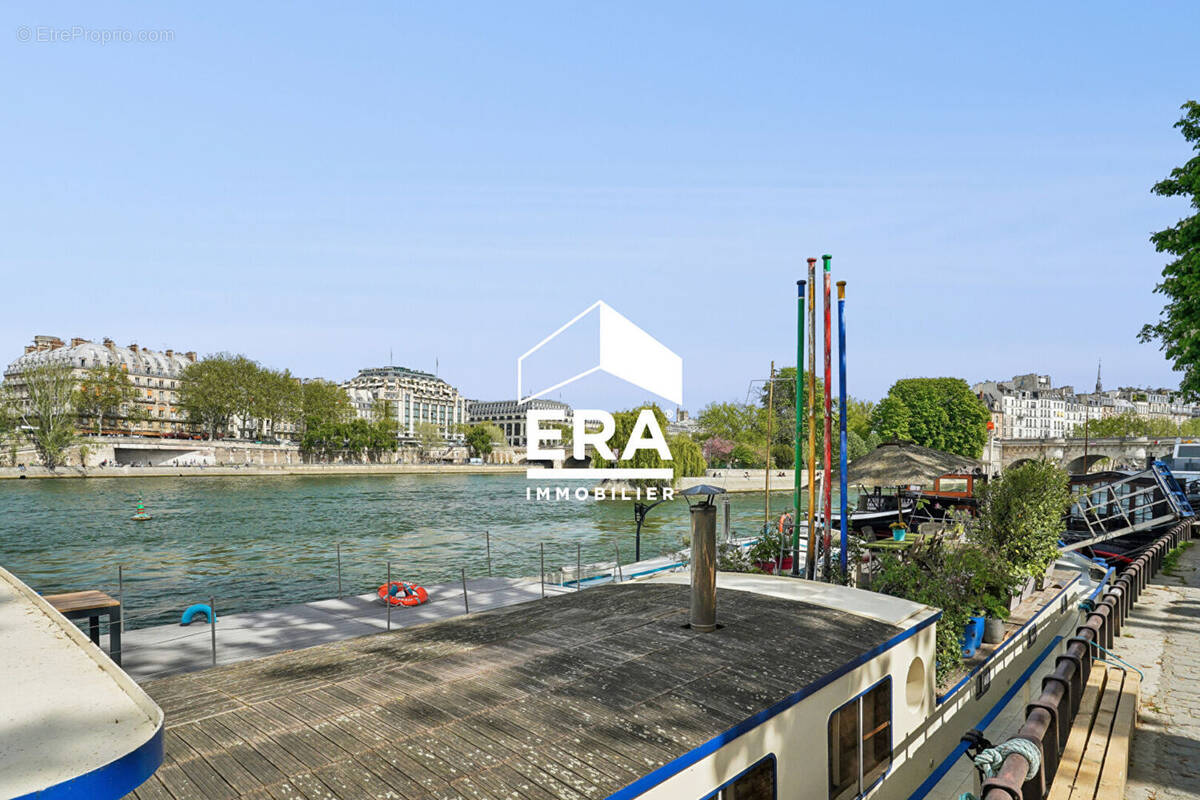 Autre à PARIS-6E