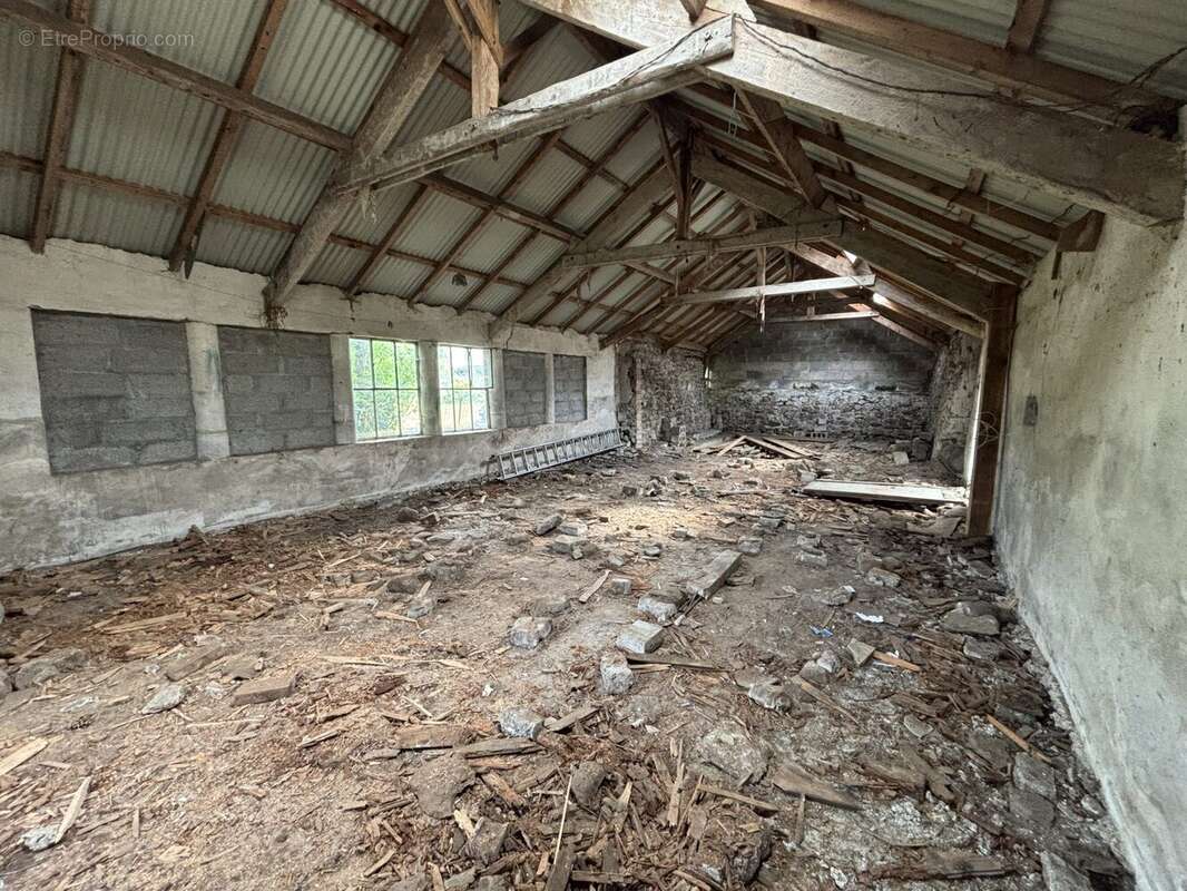 Garage - Maison à CHAMPS-SUR-TARENTAINE-MARCHAL